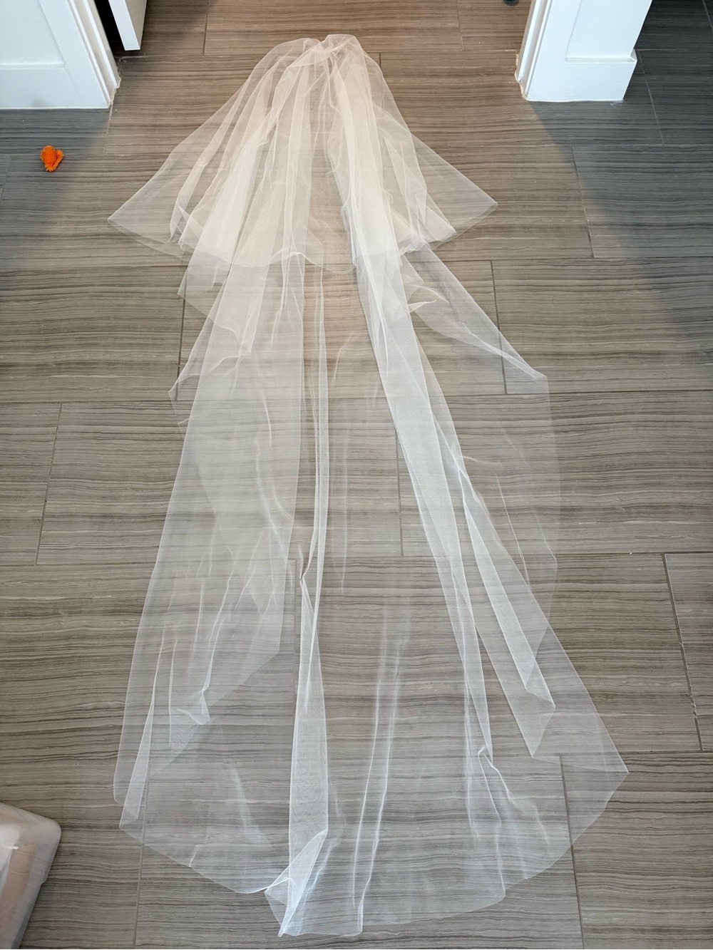 Long Sheer Bridal Veil in white
